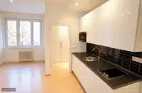 KI_Leere Küche mit dezenter Be