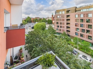 Where three districts meet: a balcony with a view of the Spree, Berlin Charlottenburg, 5. OG