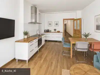 Red Island with a View – Spacious 3-Room Period Apartment with Balcony, Berlin Schöneberg, 4. OG