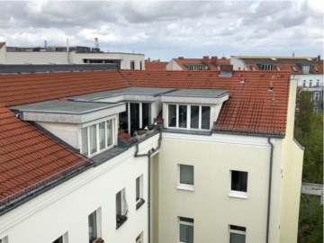 Investment im Dach: 3-Zi im Zionskirch – 2,92% – mit Balkon im Neubau DG, Berlin Mitte, 5. OG