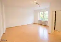 KI_Leerer Wohnraum mit dezente