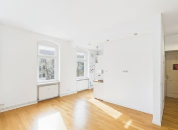 Bright studio apartment just steps from Viktoriapark, Berlin Kreuzberg, 4. OG