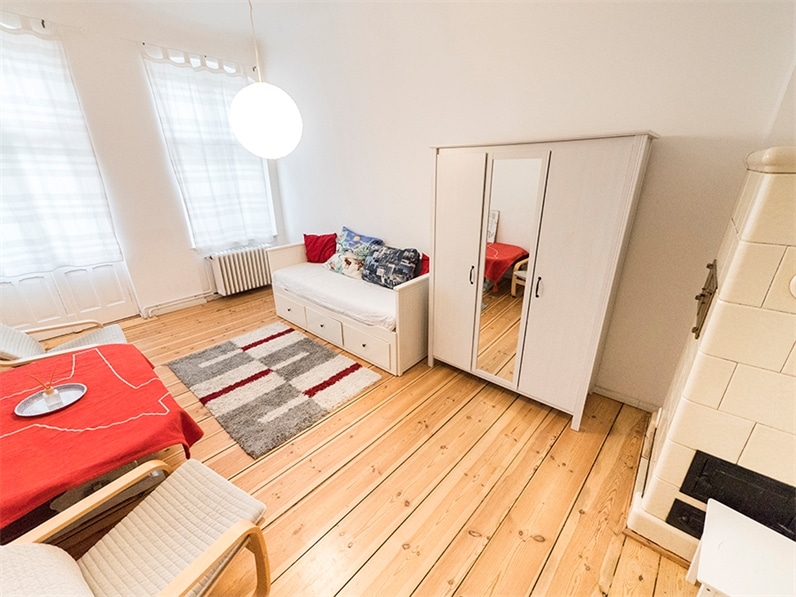 Altbau Charm: vacant One-Room Apartment with Balcony - 5