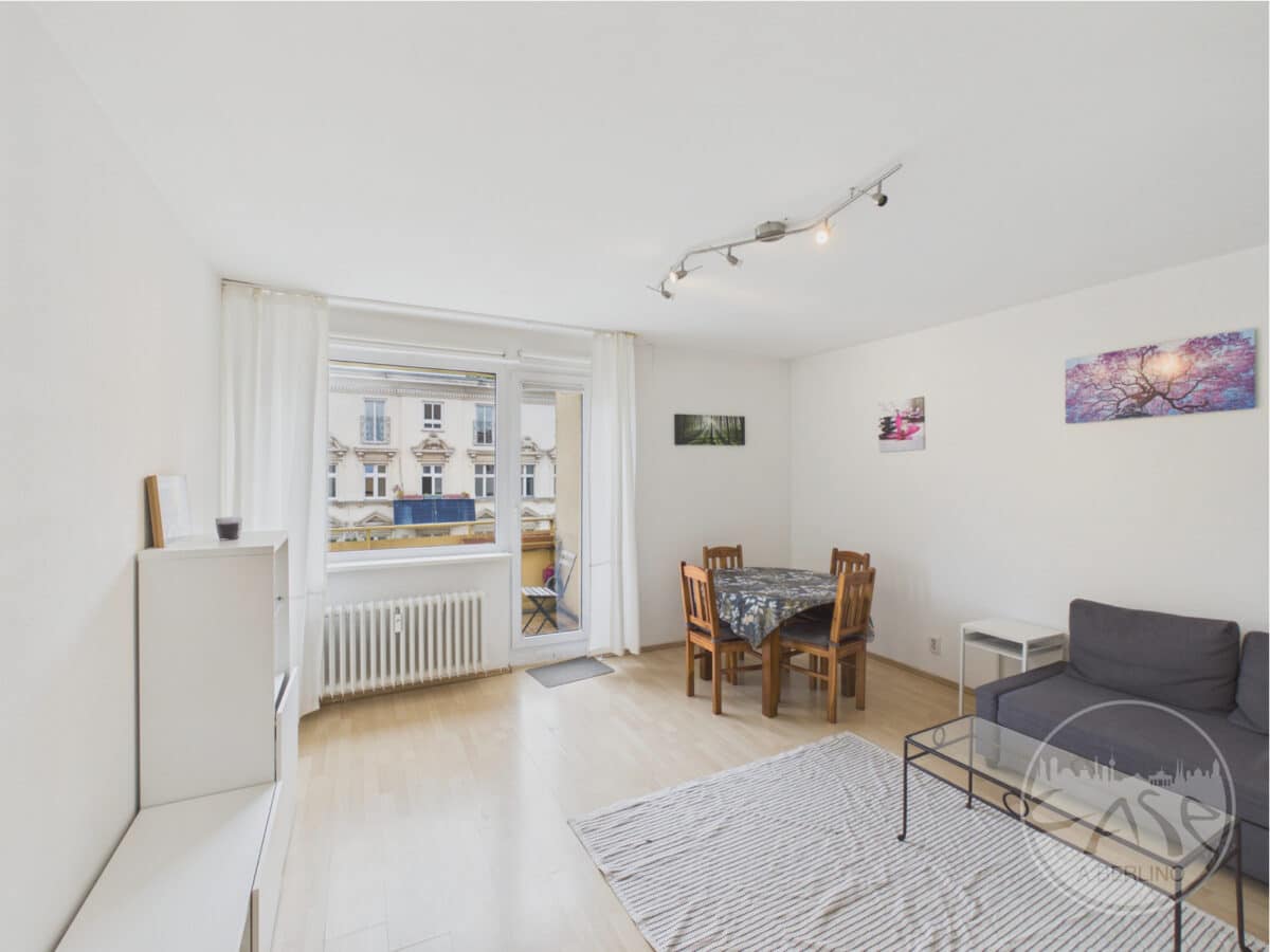 C3_1.Wohnzimmer mit Balkon